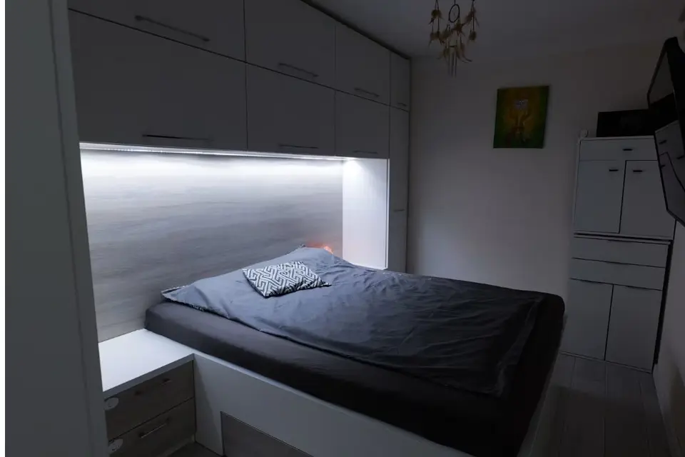 Демонстрационный интерьер со встроенным освещением
